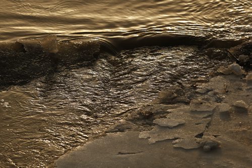 JOHN WOODS / WINNIPEG FREE PRESS Ice breaks up on the Assiniboine River in Winnipeg Sunday, March 20, 2016.