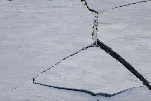 JOHN WOODS / WINNIPEG FREE PRESS Ice breaks up on the Assiniboine River in Winnipeg Sunday, March 20, 2016.