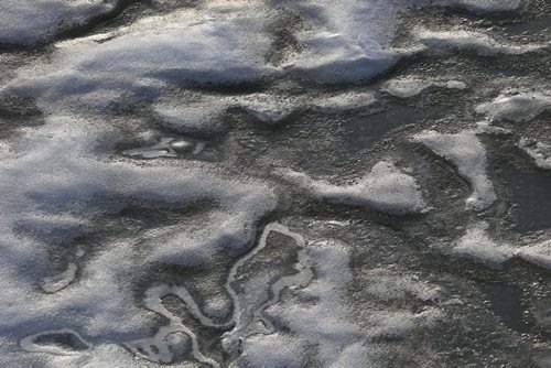 JOHN WOODS / WINNIPEG FREE PRESS Ice breaks up on the Assiniboine River in Winnipeg Sunday, March 20, 2016.