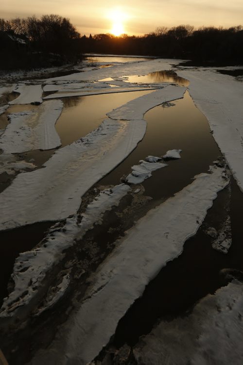 JOHN WOODS / WINNIPEG FREE PRESS Ice breaks up on the Assiniboine River in Winnipeg Sunday, March 20, 2016.