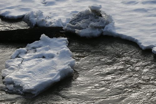 JOHN WOODS / WINNIPEG FREE PRESS Ice breaks up on the Assiniboine River in Winnipeg Sunday, March 20, 2016.