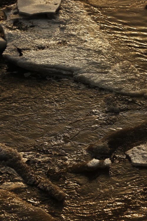 JOHN WOODS / WINNIPEG FREE PRESS Ice breaks up on the Assiniboine River in Winnipeg Sunday, March 20, 2016.