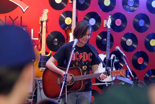 BORIS MINKEVICH / WINNIPEG FREE PRESS Vinyl Revival - for photo page on the store's open mic night every Wednesday. It's a really cool vibe/atmosphere. It usually gets about 50-60 people. Madeline Nickel belts it out to a full house. Photo taken March 23, 2016