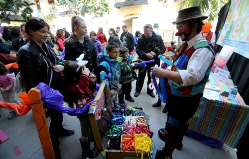 TREVOR HAGAN / WINNIPEG FREE PRESS A performer entertains the crowd at the Festival of Fools at The Forks, Saturday, March 26, 2016.