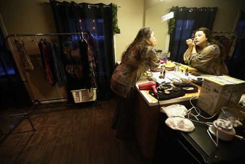 JOHN WOODS / WINNIPEG FREE PRESS Mary Bridget Davies, who plays Janis Joplin, prepares back stage prior to hitting the stage in A Night With Janis Joplin in Winnipeg Tuesday, April 5, 2016.