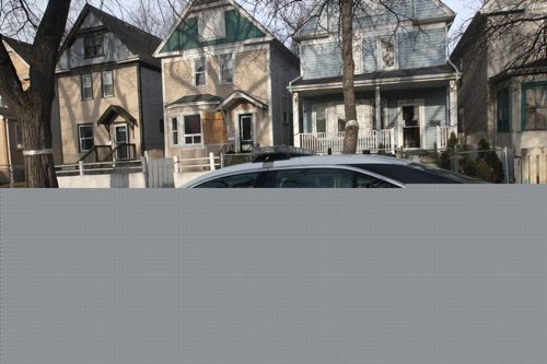 JOE BRYKSA / WINNIPEG FREE PRESS   Winnipeg Police are investigating a incident in the 400 block of Victor St, Apr 12, 2016.(See Bill Redekop story)