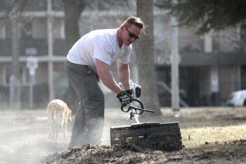 RUTH BONNEVILLE / WINNIPEG FREE PRESS
Paul Roszkowski takes advantage of the nice weather to do some power taking in his front yard on Renfrew St. Tuesday.
Standup.

April 12/2016