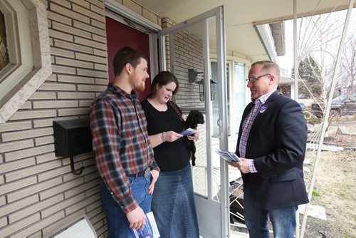 RUTH BONNEVILLE / WINNIPEG FREE PRESS
Scott Fielding, PC candidate for Kirkfield Park talks with residents near Sturgeon Ashley and Randall Buerckert while out  door knocking Tuesday.

April 12/2016