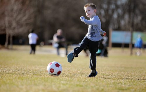 RUTH BONNEVILLE  / WINNIPEG FREE PRESS

FOUR-YEAR-OLD ANDREW MURRAY PLAYS SOCCER WITH HIS MOM AND DAD AT ASSINIBOINE PARK IN THE LATE AFTERNOON TUESDAY.  APRIL 19, 2016