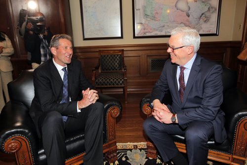 BORIS MINKEVICH / WINNIPEG FREE PRESS Brian Pallister and Greg Selinger meet in the Premiers office. April 20, 2016