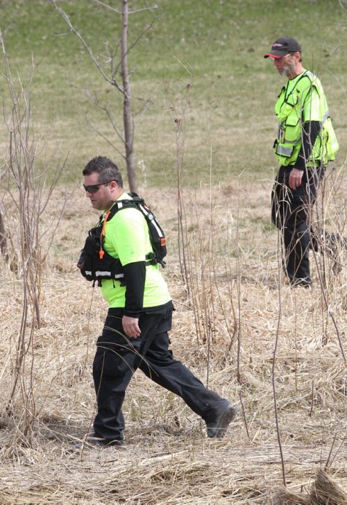 JOE BRYKSA / WINNIPEG FREE PRESS  Searchers scour the banks of the Sturgeon Creek looking for missing 60 yr old Catherine Curtis- She was last seen Monday morning in the St James area of Winnipeg, Apr 27 , 2016.(Breaking news)