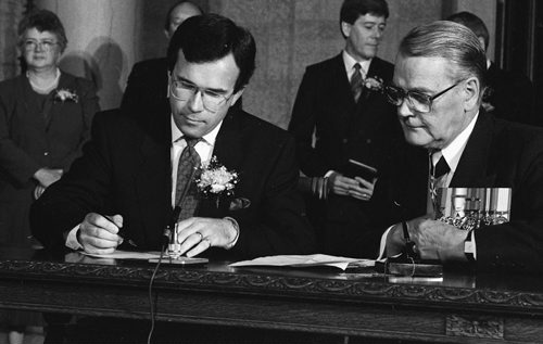 GLENN OLSEN / WINNIPEG FREE PRESS FILES Gary Filmon government swearing in at the Manitoba Legislative building with Lieutenant Governor, George Johnson (right) on May 9, 1988.