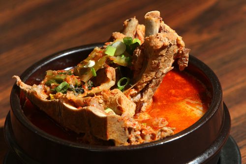 WAYNE GLOWACKI / WINNIPEG FREE PRESS   Restaurant Review. Korean cuisine at the Hong Du Kkae Restaurant on Pembina Hwy.  The pork side rib soup. Bart Kives story May 2 2016
