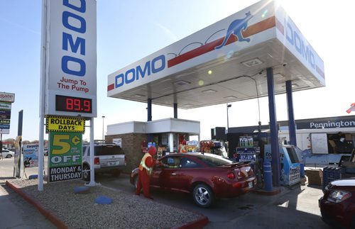 WAYNE GLOWACKI / WINNIPEG FREE PRESS   The Domo gas bar on McPhillips St. near Mapleglen Dr.   Kelly Taylor story.     May 5  2016