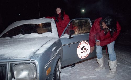 KEN GIGLIOTTI / WINNIPEG FREE PRESS FILES Brian McLeod and wife Sharon putting the Bear Clan's logo on their car before heading out on the Friday and Saturday night patrols in north end. 921218 - December 18, 1992