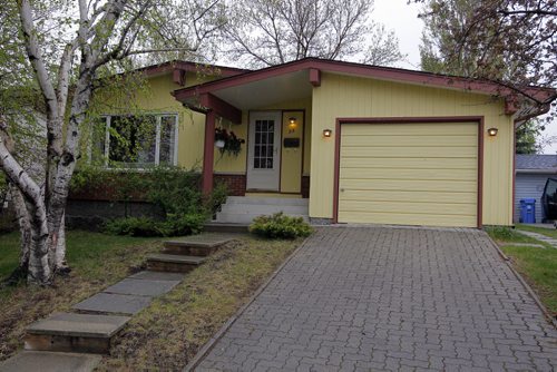BORIS MINKEVICH / WINNIPEG FREE PRESS 22 Salisbury Crescent in Waverley Heights. Realtor is Glen Williams. May 10, 2016.