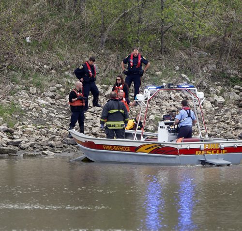 WAYNE GLOWACKI / WINNIPEG FREE PRESS  The Fire Rescue Unit and Winnipeg Police with a body found in the Red River¤Wednesday morning¤by ¤Kildonan Park.¤ May 11  2016