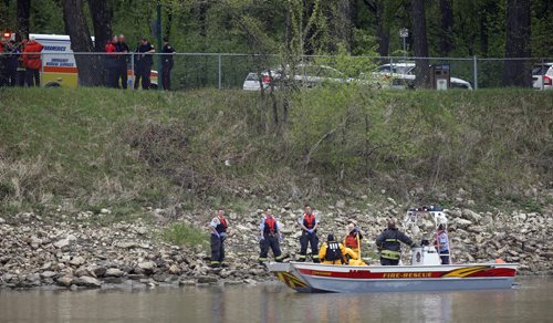 WAYNE GLOWACKI / WINNIPEG FREE PRESS  The Fire Rescue unit with a body found in the Red River¤Wednesday morning¤by Kildonan Park wait for the police identification unit to attend.¤ May 11  2016