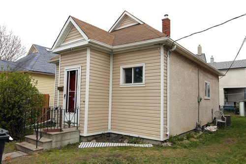 BORIS MINKEVICH / WINNIPEG FREE PRESS Crime scene at 672 Wellington Ave. Police come back to the scene to secure the building. May 13, 2016.