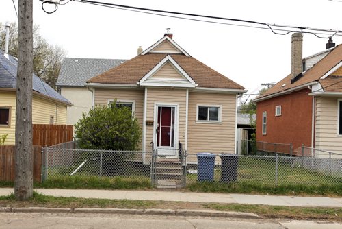 BORIS MINKEVICH / WINNIPEG FREE PRESS Crime scene at 672 Wellington Ave. Police come back to the scene to secure the building. May 13, 2016.