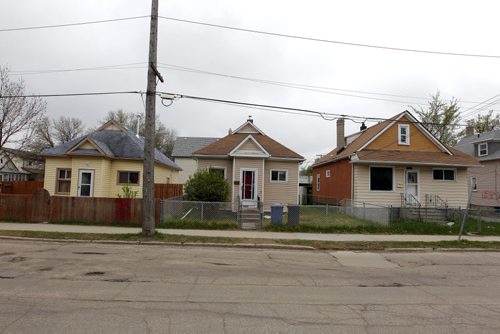 BORIS MINKEVICH / WINNIPEG FREE PRESS Crime scene at 672 Wellington Ave. Police come back to the scene to secure the building. May 13, 2016.