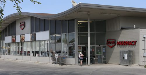 WAYNE GLOWACKI / WINNIPEG FREE PRESS    The CO-OP grocery store on Main St. will be closing.  May 18  2016