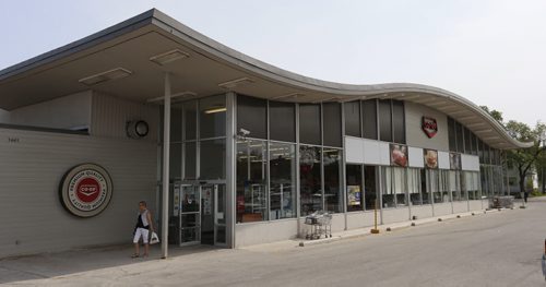 WAYNE GLOWACKI / WINNIPEG FREE PRESS    The CO-OP grocery store on Main St. will be closing.  May 18  2016