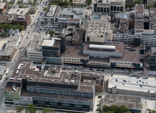 DAVID LIPNOWSKI / WINNIPEG FREE PRESS  Aerial view of the brand new helipad at the Heath Sciences Centre Winnipeg as seen from the STARS helicopter Wednesday May 18, 2016.