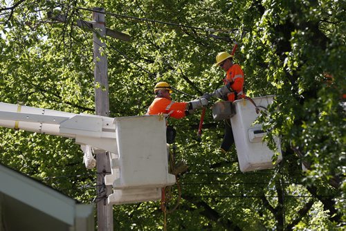 JOHN WOODS / WINNIPEG FREE PRESS Hydro workers fix a power outage on Kingsway at Lanark Monday, May 23, 2016.