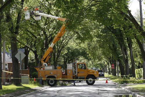 JOHN WOODS / WINNIPEG FREE PRESS Hydro workers fix a power outage on Kingsway at Lanark Monday, May 23, 2016.