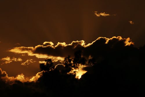 JOHN WOODS / WINNIPEG FREE PRESS Sun sets over Winnipeg after a great weather long weekend Monday, May 23, 2016.