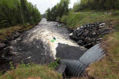 PHIL HOSSACK / WINNIPEG FREE PRESS - PHOTOSTORY - Steven Walker works the set of standing waves at the business end of "The Culvert" on "The Bird. May 26, 2016