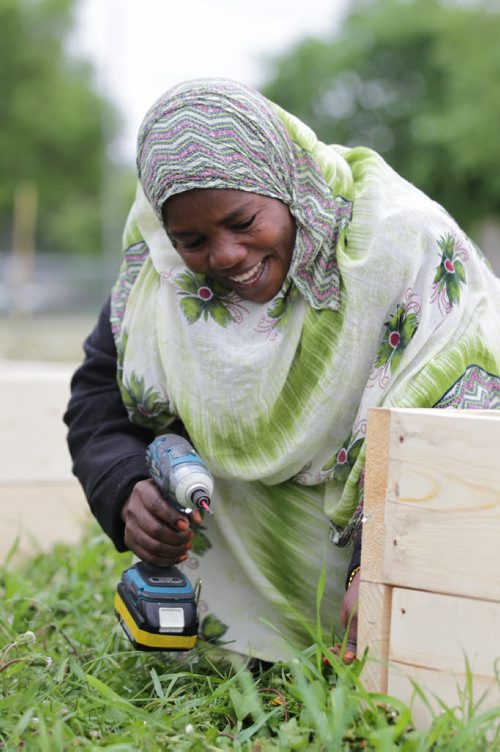 RUTH BONNEVILLE / WINNIPEG FREE PRESS  Shamso Muhammad from the Congo learns how to use a drill to make a wooden garden bed along with other newcomers in her community in North End Park Saturday.   See Carol Sanders story.   May 28, , 2016