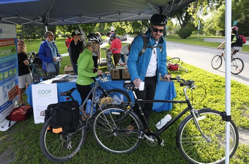WAYNE GLOWACKI / WINNIPEG FREE PRESS      Morgan Jones and Krista Molinski grab a free coffee to celebrate Clean Air Day Wednesday morning. A tent on Osborne St at Assiniboine Ave. was set up by the Green Action Centre as part of the the national Commuter Challenge to celebrate active commuters  that walk,run, bike, or rolling of any other kind  with free coffee and cinnamon bun on their way to work.   see release.  June 8  2016