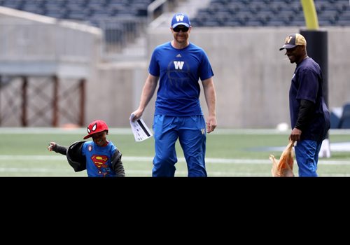 TREVOR HAGAN / WINNIPEG FREE PRESS Quion Cobourne, 3, Mike O'Shea and Avon Cobourne for the Winnipeg Blue Bombers, at practice at Investors Group Field, Saturday, June 11, 2016.q