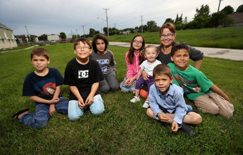 TREVOR HAGAN / WINNIPEG FREE PRESS Lisa Coloumbe with her kids, from left, Paul, 8, Noah, 10, Ethan, 13, Hannah, 12, Abigayil, 18mo, Malachi, 6, and David 10, for Sunshine Fund piece, Tuesday, June 14, 2016.