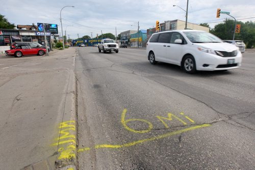 JOE BRYKSA / WINNIPEG FREE PRESS  Mile 6 of the Manitoba full marathon- St Marys Road .(See 49.8 Marathon course  story)