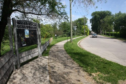 JOE BRYKSA / WINNIPEG FREE PRESS  Mile 12  of the Manitoba full marathon- on Wolseley Ave/ Ragland Road  .(See 49.8 Marathon course  story)