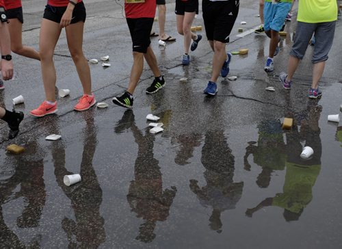 ZACHARY PRONG / WINNIPEG FREE PRESS  Volunteers hand out water and gatorade to participants in the Manitoba Marathon on June 19, 2016.