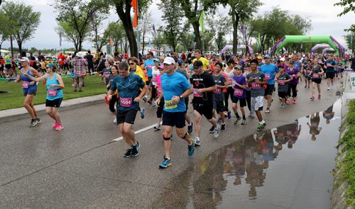 TREVOR HAGAN / WINNIPEG FREE PRESS 2016 Manitoba Marathon participants at the start line at the University of Manitoba, Sunday, June 19, 2016.