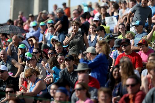 TREVOR HAGAN / WINNIPEG FREE PRESS Manitoba Marathon supporters at the University of Manitoba, Sunday, June 19, 2016.