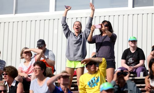 TREVOR HAGAN / WINNIPEG FREE PRESS Manitoba Marathon supporters at the University of Manitoba, Sunday, June 19, 2016.