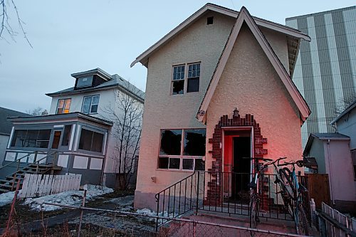 BORIS MINKEVICH / WINNIPEG FREE PRESS  080410 Fire scene at 460 Prichard Ave.