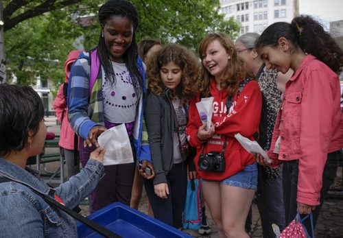 ZACHARY PRONG / WINNIPEG FREE PRESS  Amanda Connolly of United Way hands cookies to Acadia Junior High School students at Old Market Square on June 22, 2016. From left to right, Ini Odimayomi, Arianna Sas,Tia Pollen and Enti Sadik.