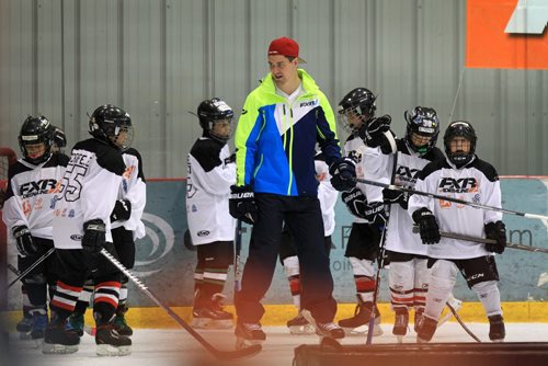 RUTH BONNEVILLE / WINNIPEG FREE PRESS    Mark Scheifele with The Winnipeg Jets teaches hockey skills with students on the ice for KidSport Winnipeg at Iceplex Saturday.   See Billeck story.   June 25 / 2016