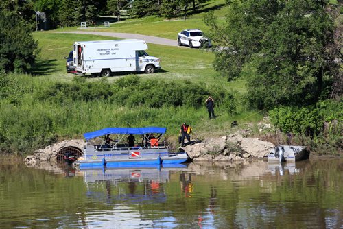RUTH BONNEVILLE / WINNIPEG FREE PRESS   Police Service Dive Unit search area around the Fort Garry Bridge for a investigation just east of Pembina Hwy and Biship Grandin Saturday morning.  No further info at this time.   July 01/2016