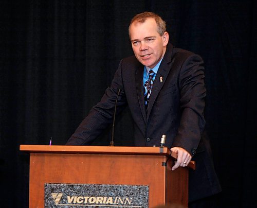 BORIS MINKEVICH / WINNIPEG FREE PRESS  080415 WFP Publisher Bob Cox speaks at the Victoria Inn during the first annual green galla dinner for the Better Building Conference.