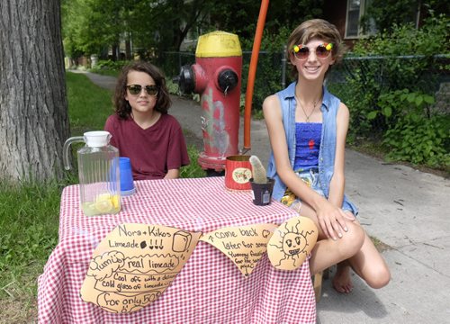 ZACHARY PRONG /  WINNIPEG FREE PRESS  Kiko, left, and Nora at their Lemonade Stand in Woseley. The cousins are trying to raise money for Folk Fest. July 4, 2016.