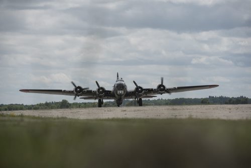 DAVID LIPNOWSKI / WINNIPEG FREE PRESS  A Boeing B-17 Bomber (Flying Fortress) during a media flight from the Gimli Airport Wednesday July 6, 2016. The World War 2 era plane is one of only 13 aircraft of its type still flying.