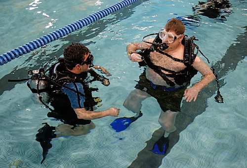 BORIS MINKEVICH / WINNIPEG FREE PRESS  080416 Doug Speirs learns how to scuba dive 3 Fathoms scuba instructor Jason Herlick.